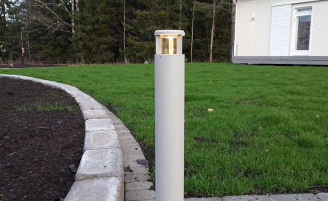 Pelarlampa för gårdsbelysning. LED PILARI utomhuslampa rund är en fyrliknande, vacker och enkel lampa för din trädgård. Armaturen är symmetrisk, så den kan användas i planteringar, på terrasser och på trädgårdsgångar. Ledstore.fi